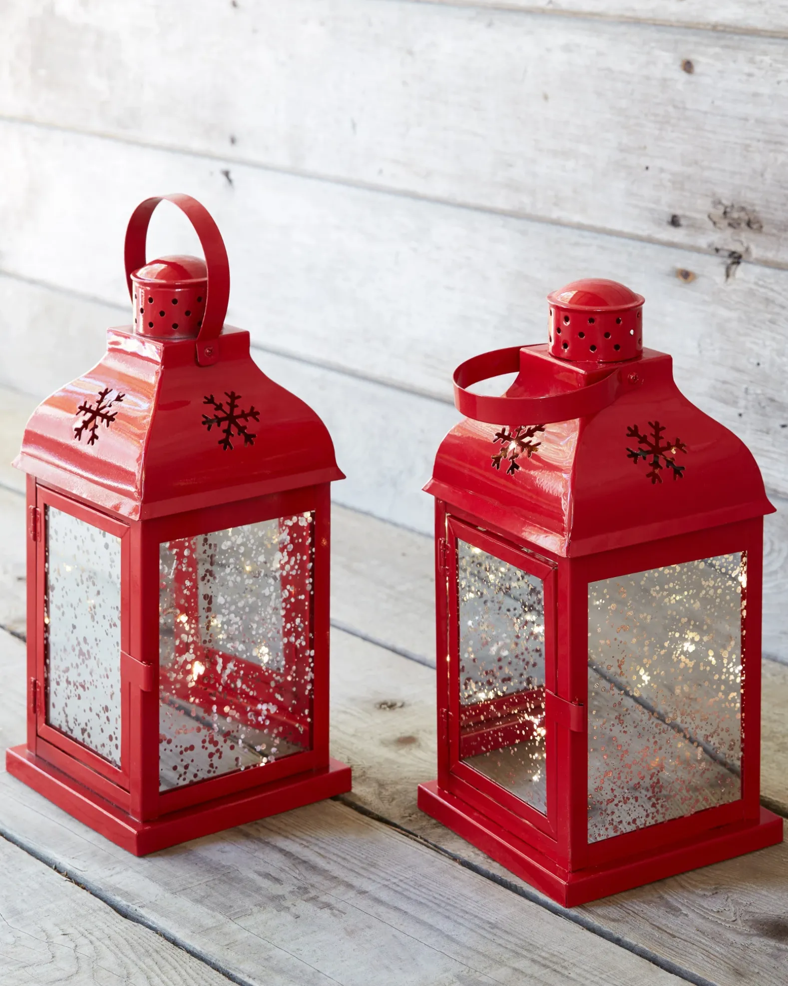 Outdoor Lit Holiday Lanterns